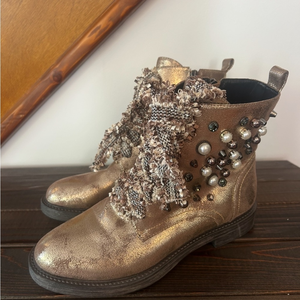 Gorgeous Golden bronze embellishments Little Empresses booties❤️9
